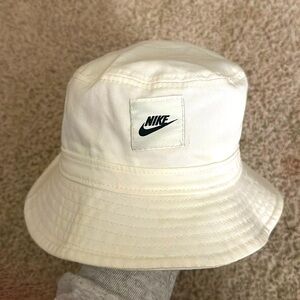 NIKE Bucket Hat - White